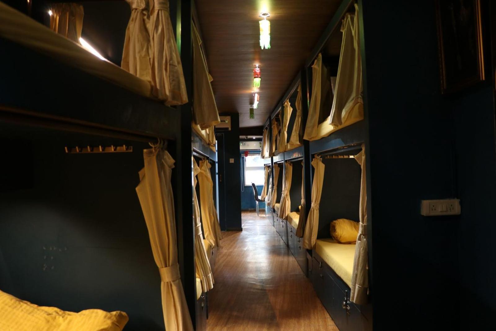 Sinhassan Dormitory Hostel Juhu Mumbai  Buitenkant foto