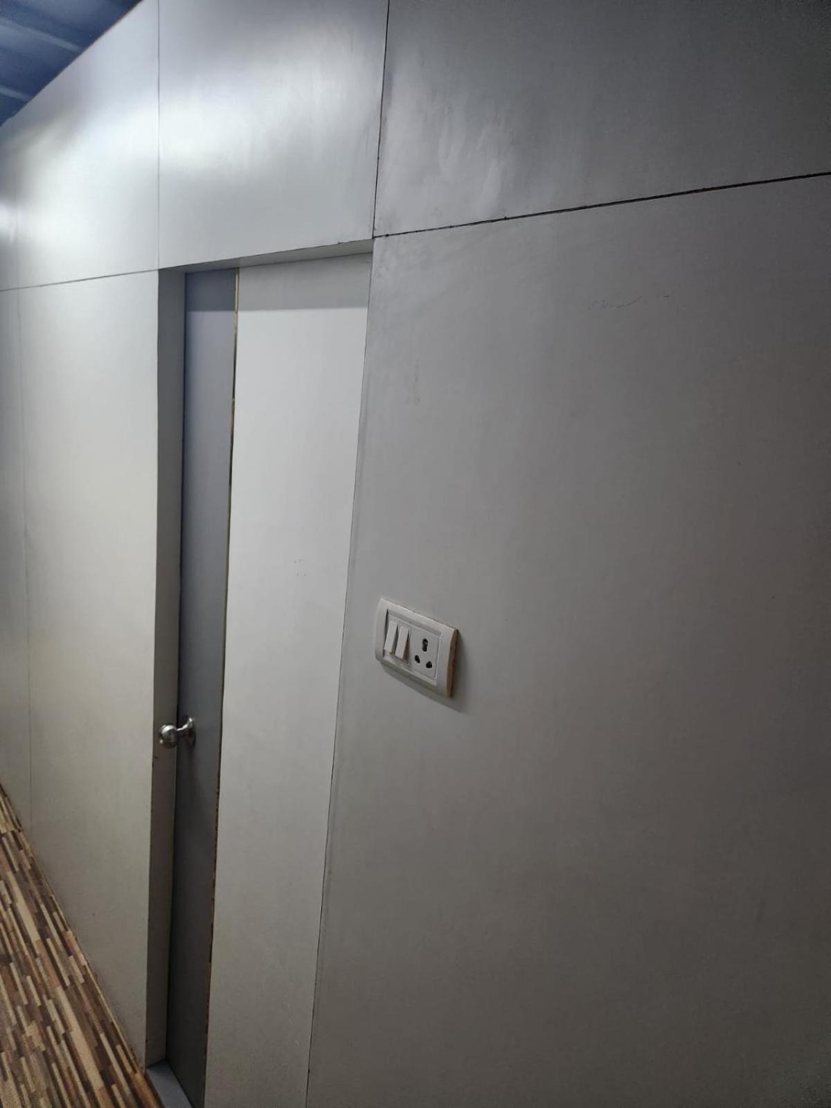 Sinhassan Dormitory Hostel Juhu Mumbai  Buitenkant foto