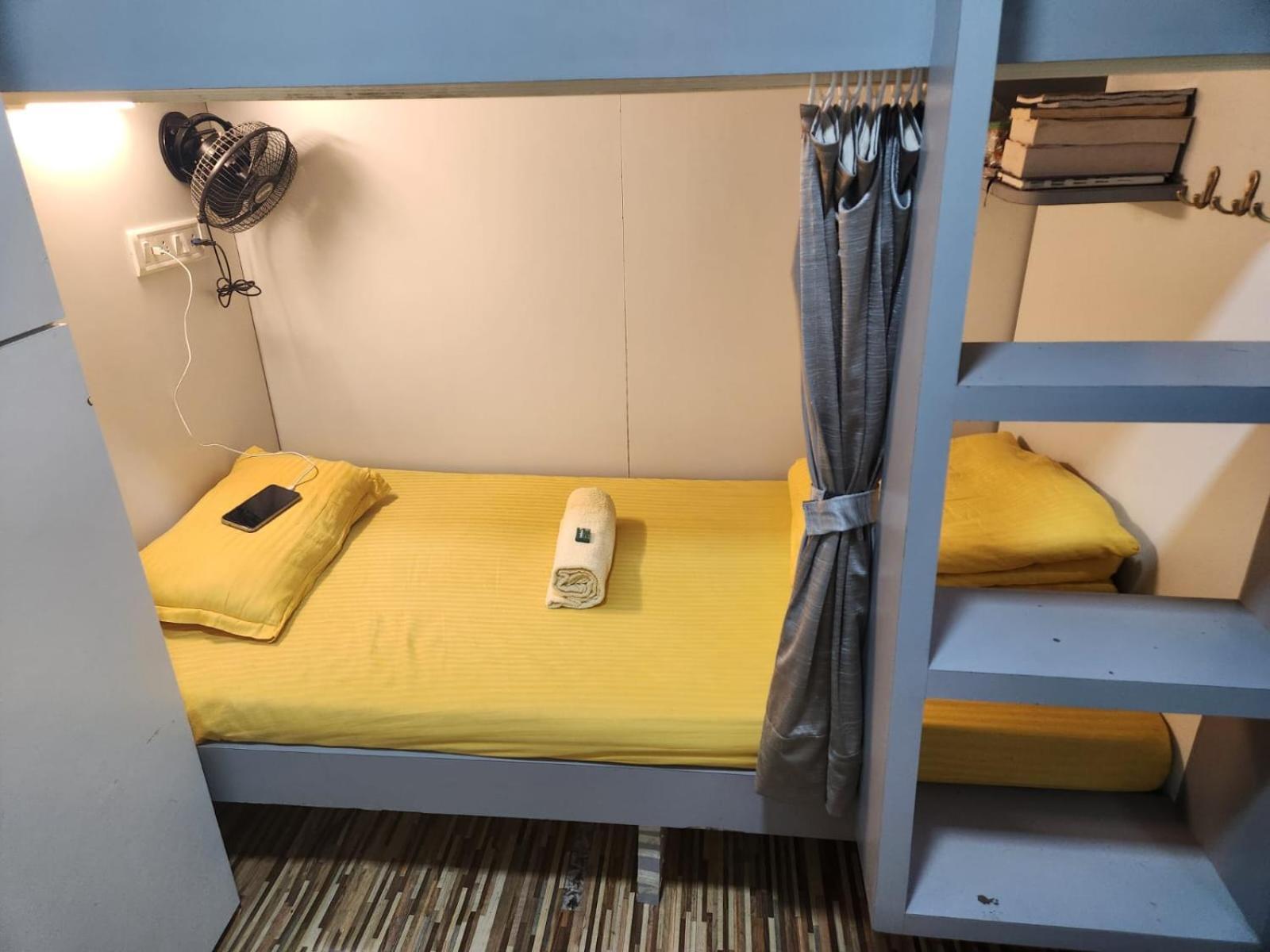 Sinhassan Dormitory Hostel Juhu Mumbai  Buitenkant foto