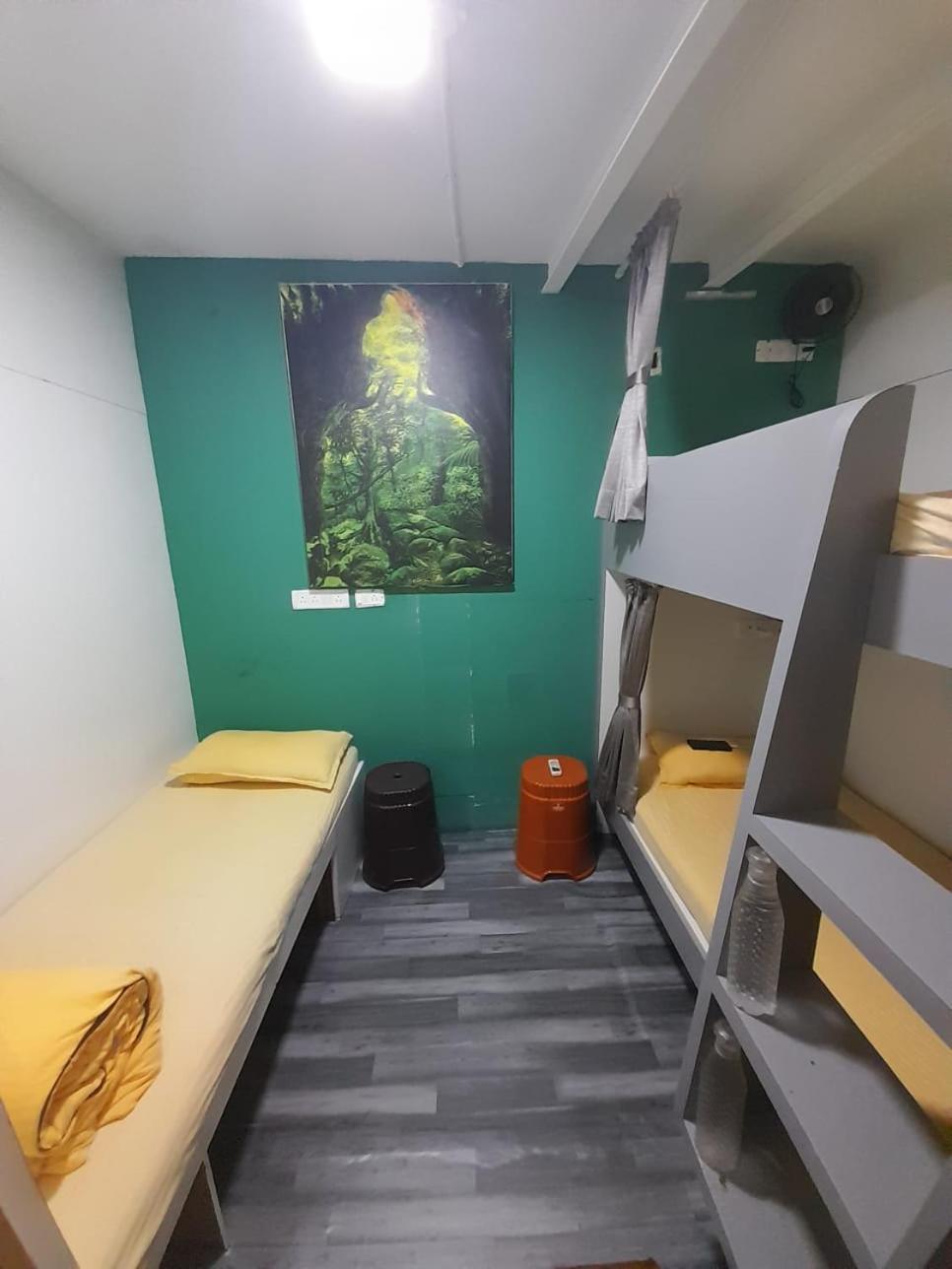 Sinhassan Dormitory Hostel Juhu Mumbai  Buitenkant foto
