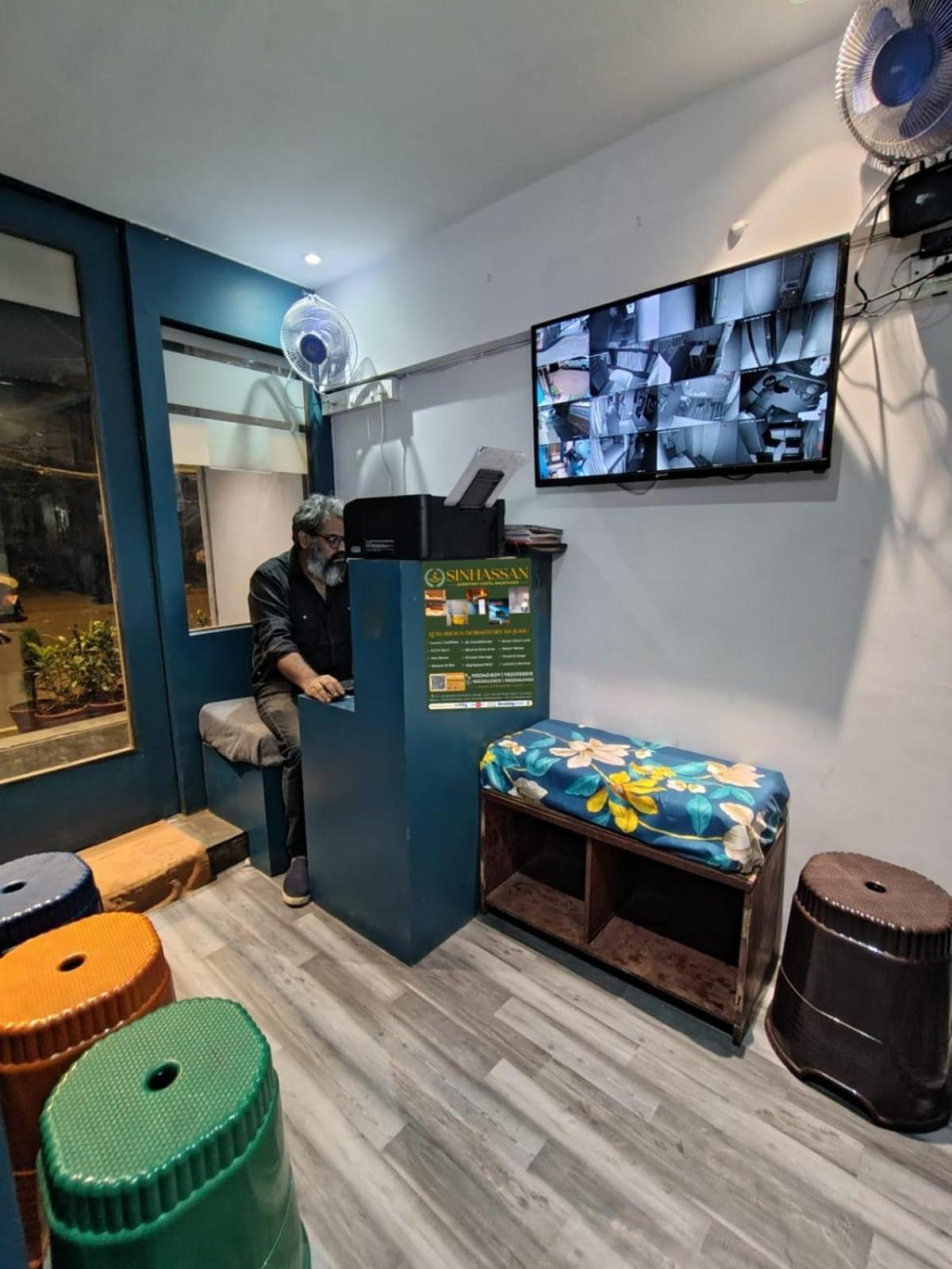 Sinhassan Dormitory Hostel Juhu Mumbai  Buitenkant foto