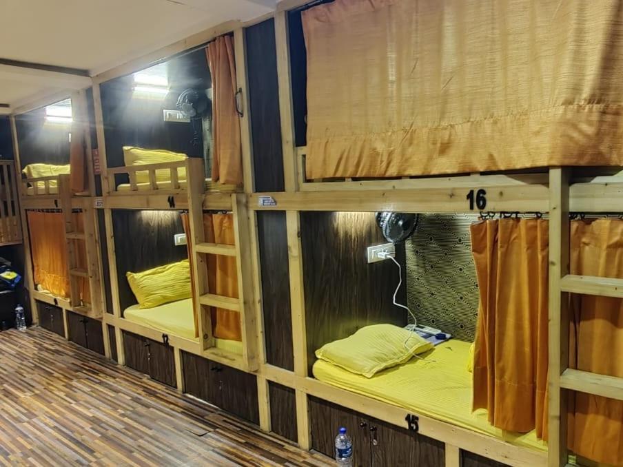 Sinhassan Dormitory Hostel Juhu Mumbai  Buitenkant foto
